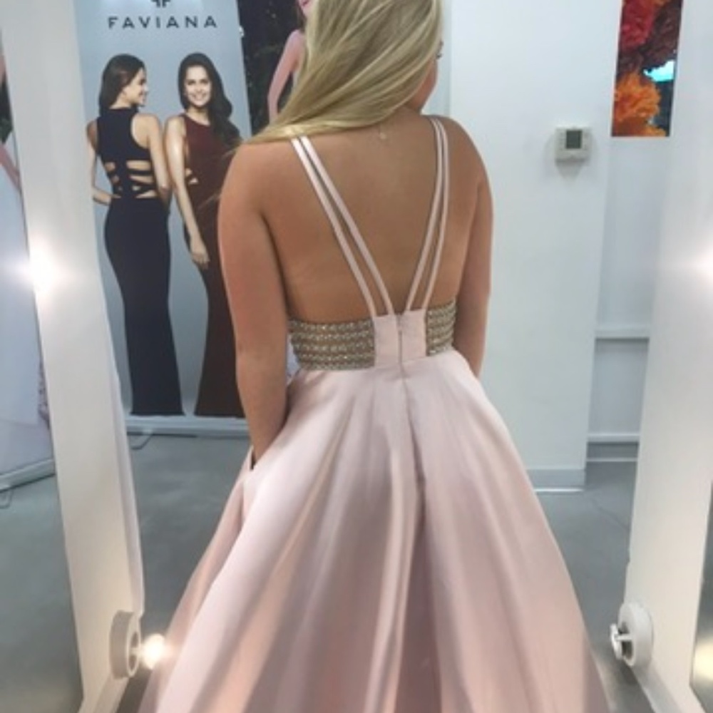 Prom Dress 👗🎀 - Picture 3 of 10